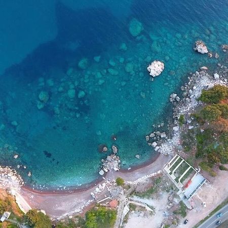 Beachfront Red Apartments With Pool Bar Dış mekan fotoğraf