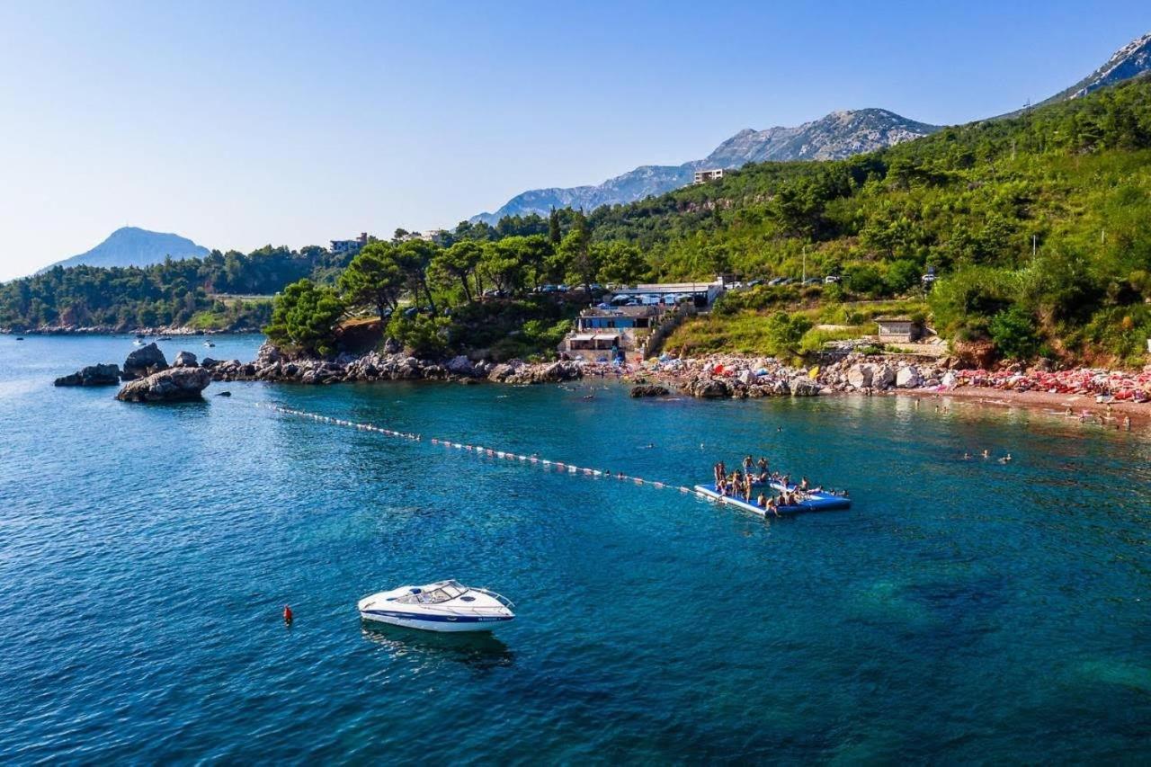 Beachfront Red Apartments With Pool Bar Dış mekan fotoğraf