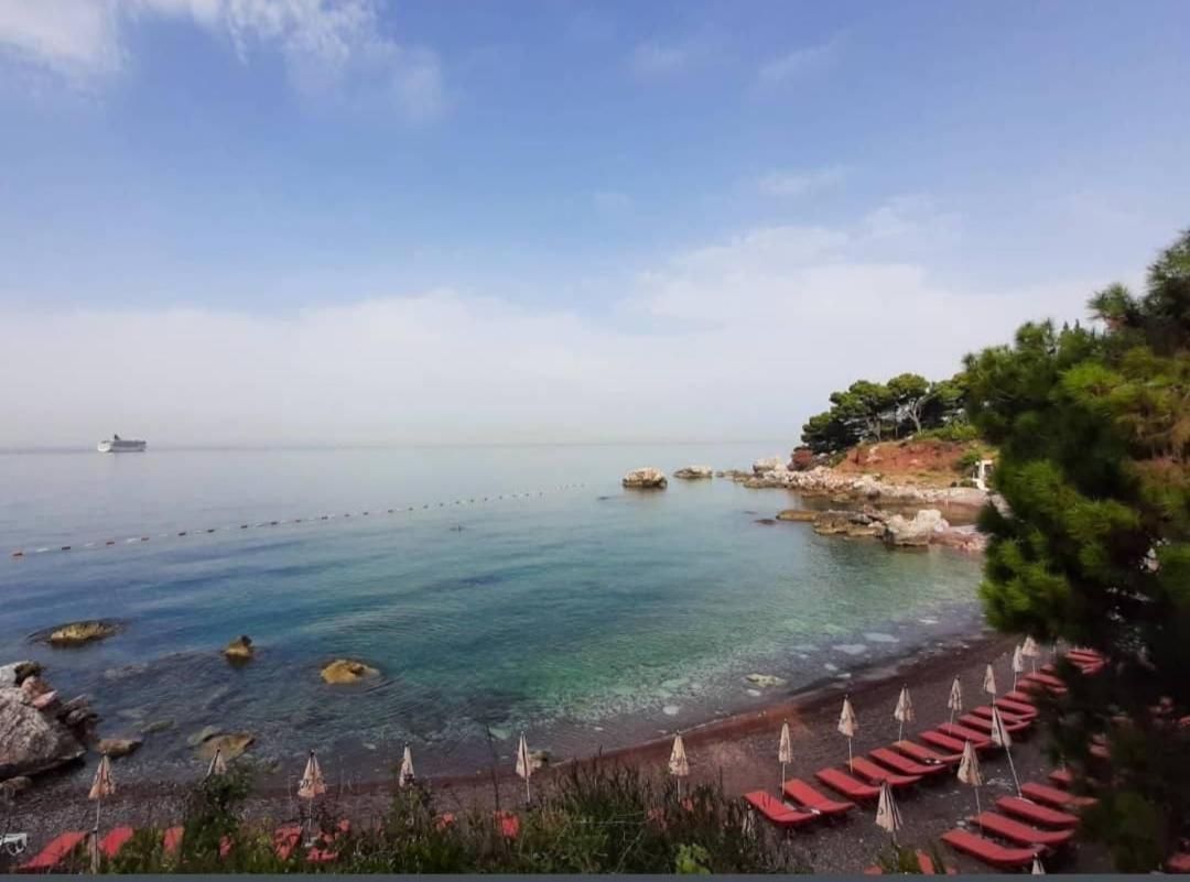 Beachfront Red Apartments With Pool Bar Dış mekan fotoğraf