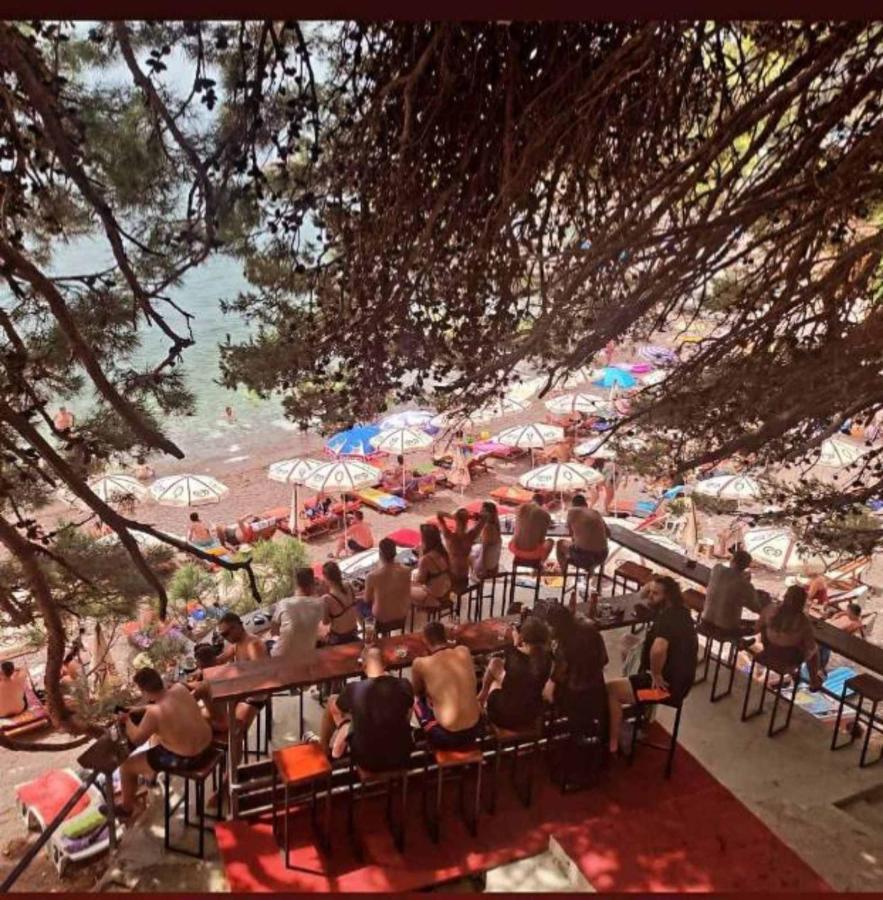 Beachfront Red Apartments With Pool Bar Dış mekan fotoğraf