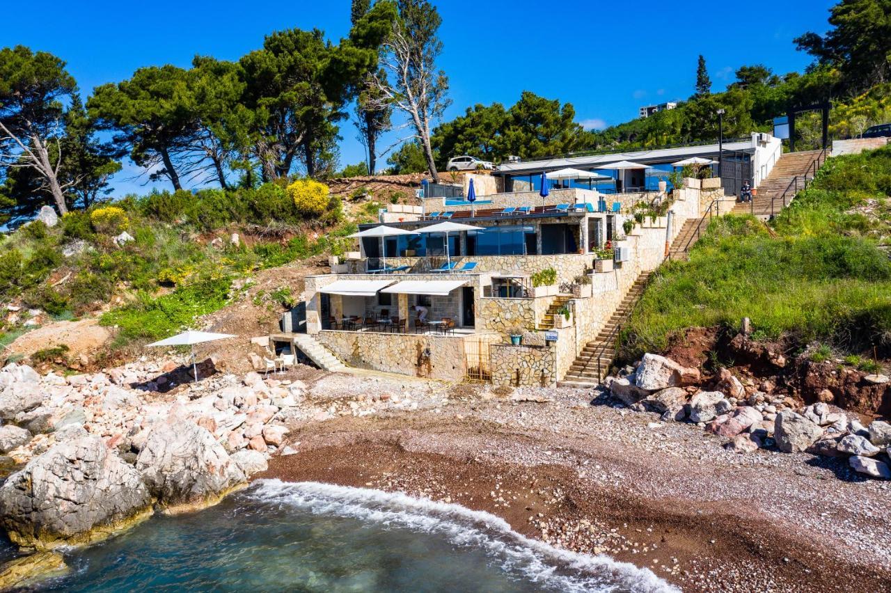 Beachfront Red Apartments With Pool Bar Dış mekan fotoğraf