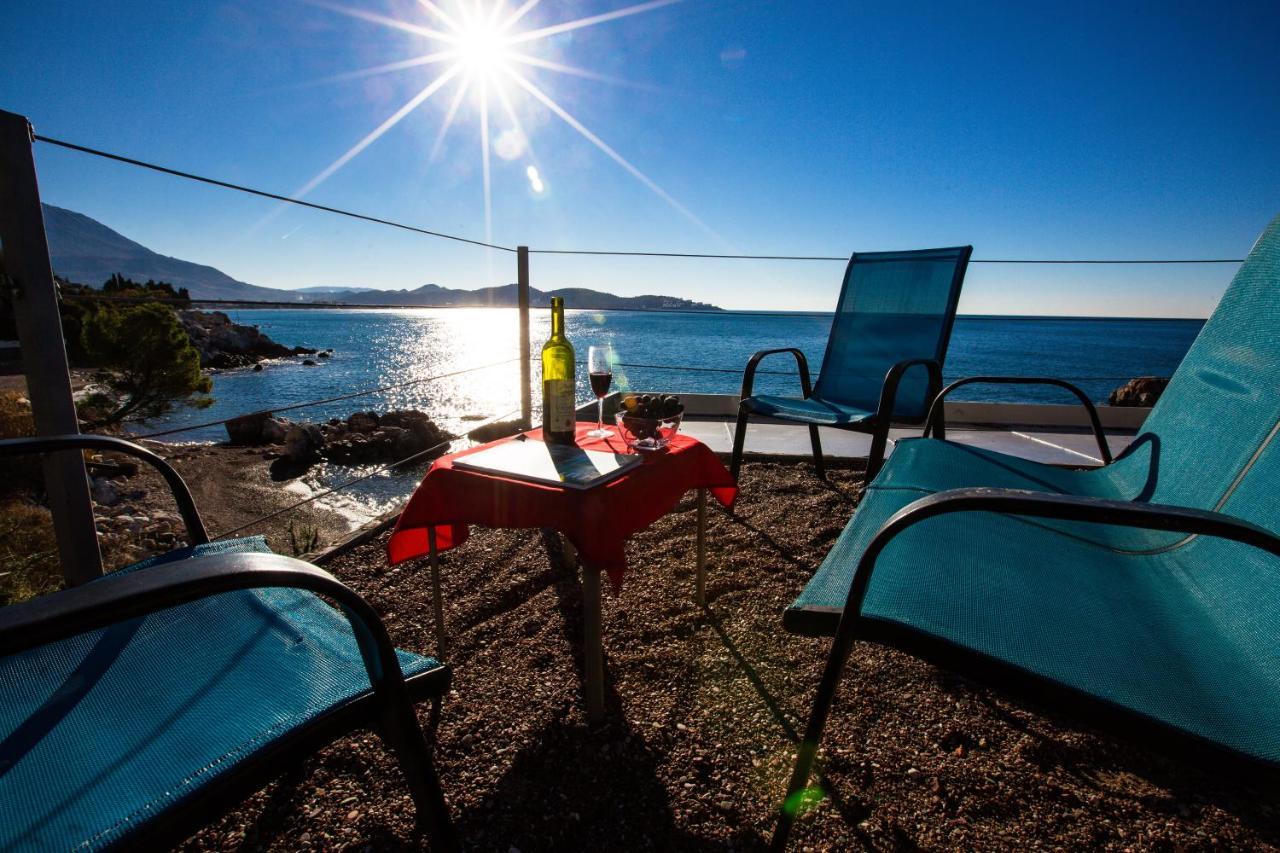 Beachfront Red Apartments With Pool Bar Dış mekan fotoğraf