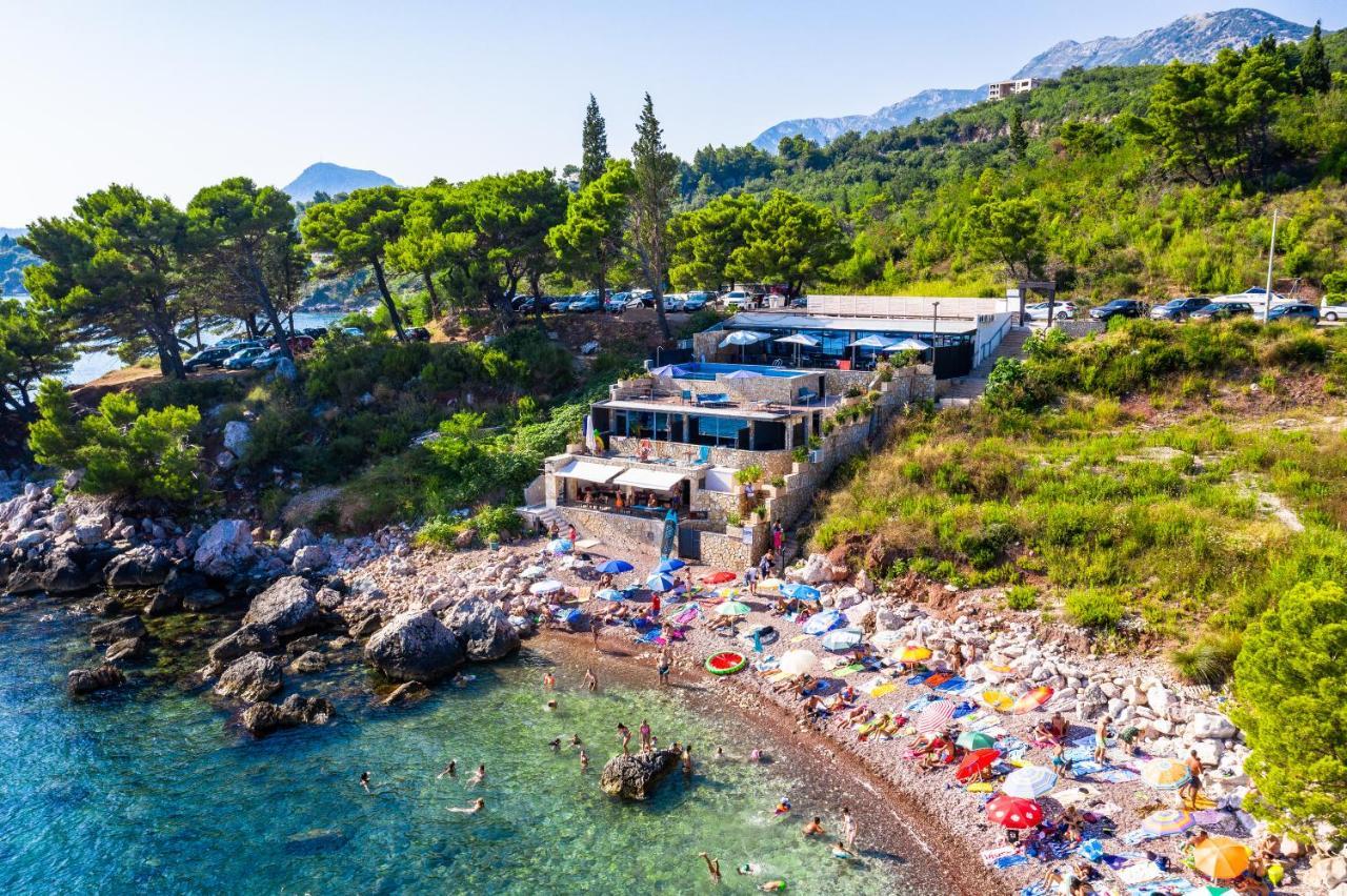 Beachfront Red Apartments With Pool Bar Dış mekan fotoğraf